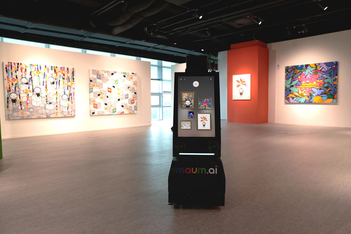 마음AI 사옥 전시공간 '벨에포크'에서 열리는 권기수 작가 특별전시에서 도슨트를 맡은 AI 도슨트 로봇 '에이든'. 마음AI 제공