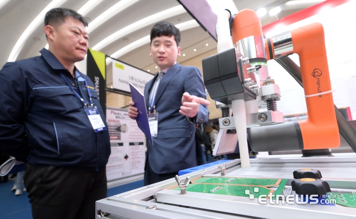 [포토] 로봇이 하는 PCB 정밀 건식 세정