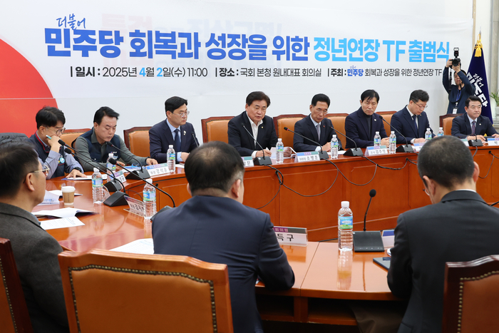 지난 4월 2일 서울 여의도 국회에서 열린 더불어민주당 '회복과 성장을 위한 정년연장 태스크포스(TF)' 출범식에서 위원장을 맡은 소병훈 의원(왼쪽 네번째)이 발언하고 있다. (사진=연합뉴스)