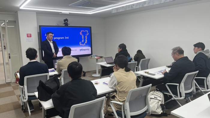 전북창조경제혁신센터는 2일 전주 한옥마을에 새롭게 개소한 스타트업 라운지 키움공간에서 'J-curve 배치프로그램' 3기 오리엔테이션을 개최했다.