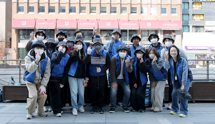 청계아띠에 참여한 에티버스그룹 임직원들이 단체사진을 찍고있다. 에티버스그룹 제공