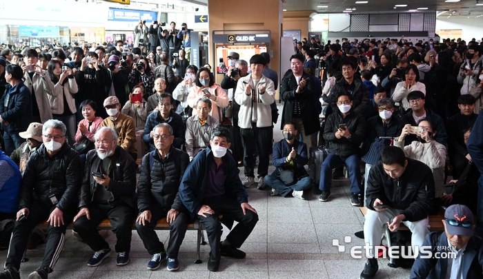 [포토] 尹 탄핵선고에 시민들 희비교차
