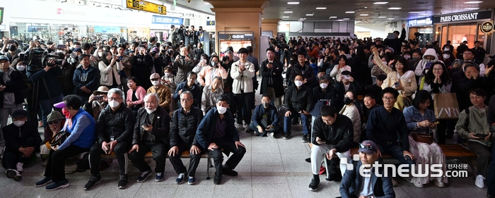 [포토] 윤 대통령 파면 선고에 희비 엇갈리는 시민들