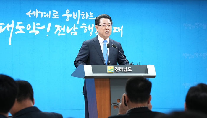김영록 전남도지사가 4일 오전 도청 브리핑룸에서 '윤석열 대통령 탄핵 인용'에 따른 대도민 담화문을 발표하고 있다.