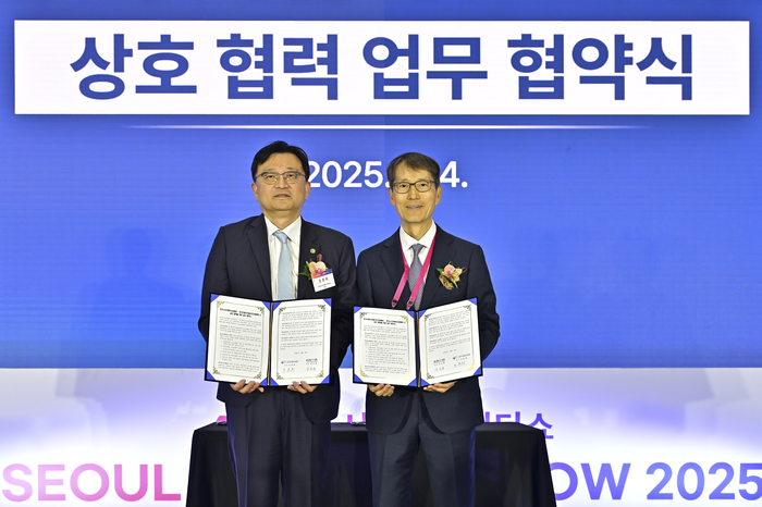 조준희 한국소프트웨어산업협회장(왼쪽)과 강남훈 한국자동차모빌리티산업협회장이 MOU 체결식 후 기념촬영했다. 한국소프트웨어산업협회 제공