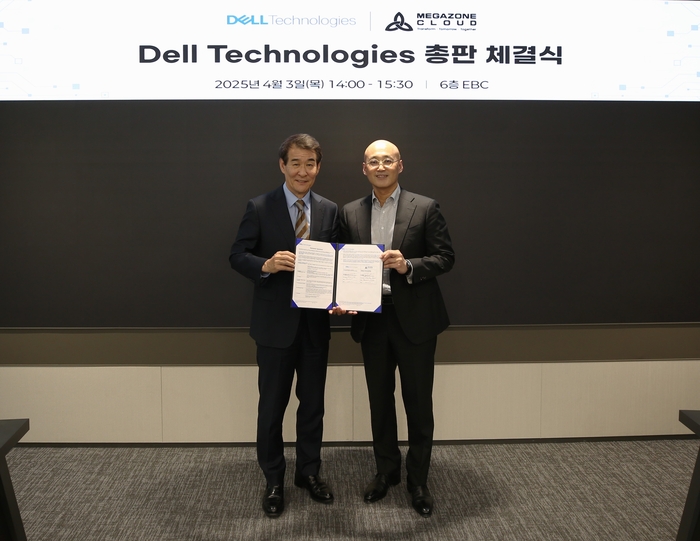 염동훈 메가존클라우드 대표(사진우측)와 김경진 한국 델 테크놀로지스 총괄사장이 3일 경기도 과천 메가존산학연센터에서 열린 총판 체결식 후 기념 촬영을 하고 있다.