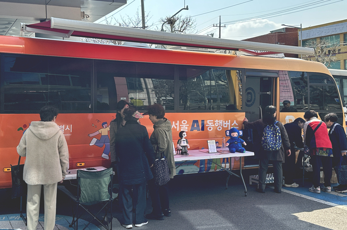 영등포노인종합복지관에서 어르신들이 AI기술을 직접 체험할 수 있는 '서울AI동행버스' 프로그램에 참여하고 있다.