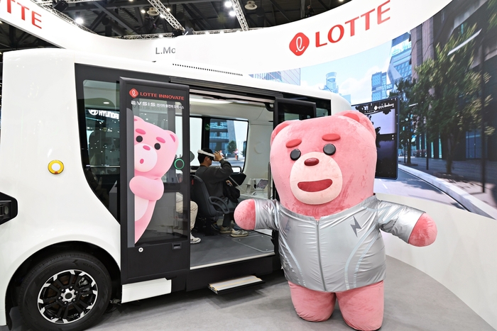 롯데홈쇼핑의 캐릭터 '벨리곰'이 '2025 서울모빌리티쇼'에 참여해 롯데관의 자율주행차를 소개하고 있다.