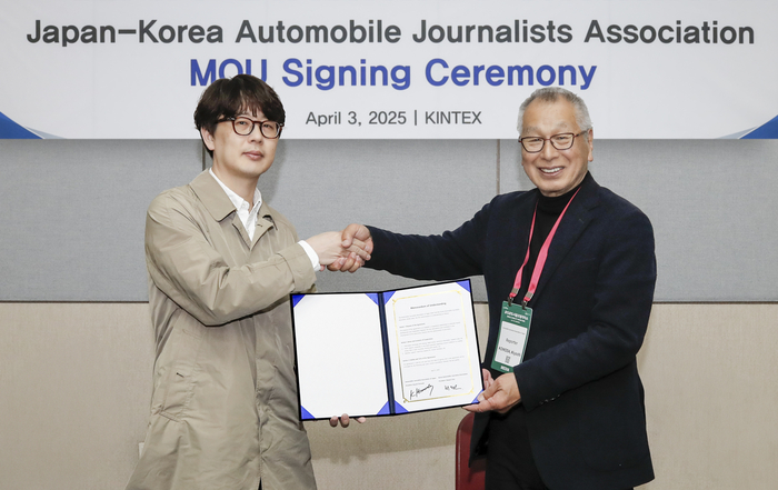 최대열 한국자동차기자협회장(왼쪽)과 코모다 키요시 일본자동차기자협회장.