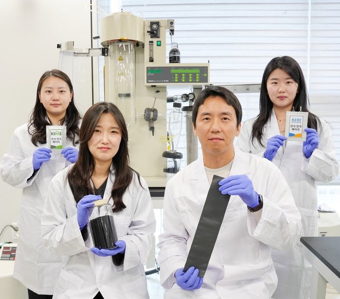 한국재료연구원 윤지희 선임연구원과 한국전기연구원 황인성 선임연구원(앞줄 왼쪽부터)이 분무 건조 기법을 활용한 고용량 이차전지 건식 전극 제조에 성공했다.