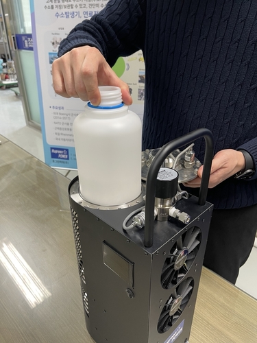 최대 분당 2ℓ 고순도 수소를 간단하게 교환하는 모습.