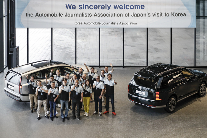 HMG 드라이빙 익스피리언스 센터에 방문한 일본 기자단.