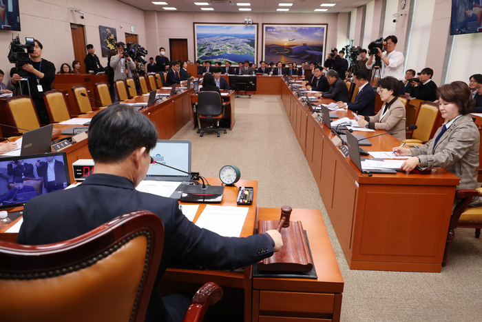 7일 서울 여의도 국회에서 12.29 여객기 참사 진상규명과 피해자 및 유가족의 피해구제를 위한 특별위원회 전체회의가 열리고 있다. 국민의힘 소속 권영진 특위 위원장이 12.29 여객기 참사 피해 구제 및 지원 등을 위한 특별법안이 가결되자 의사봉을 두드리고 있다. 연합뉴스
