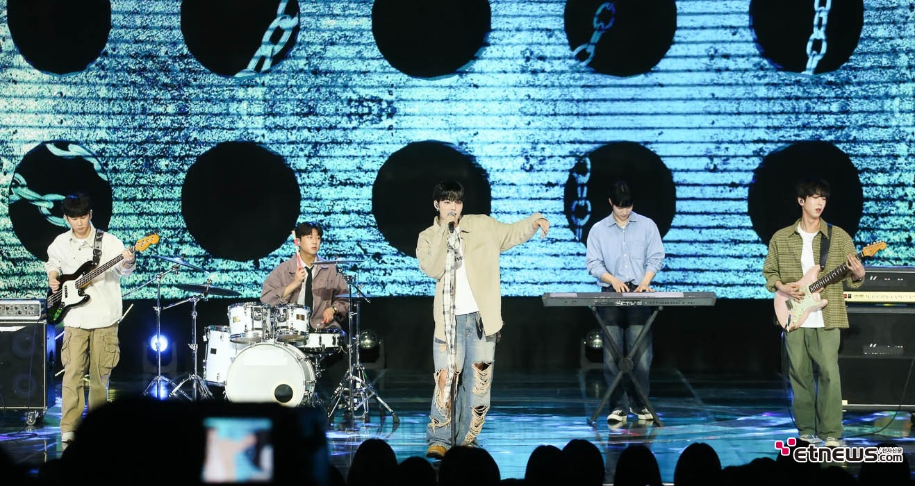 [ET포토] 김성중, '신나는 밴드 사운드'