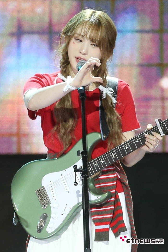 [ET포토] 이젤, '하트 반족'