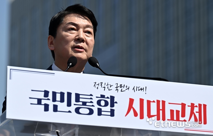 안철수 국민의힘 의원이 8일 서울 광화문 이순신동상 앞에서 제21대 대통령 선거 출마 선언을 하고 있다. 안 의원은 “존경하는 국민 여러분의 부름을 받고자 21대 대통령 선거에 출마하겠다”며 “국민 갈등을 넘어 국민 통합으로, 국가 혼란을 넘어 국가 발전으로 시대 교체를 해야한다.” 고 밝혔다. 이동근기자 foto@etnews.com