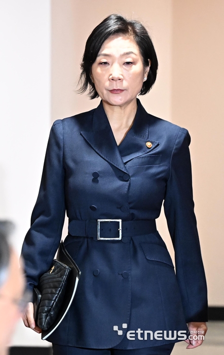 [포토] 경제관계장관간담회 참석하는 오영주 장관