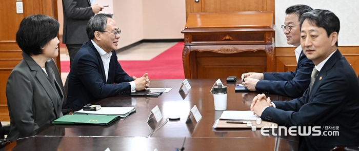 [포토] 대화하는 고기동-방기선