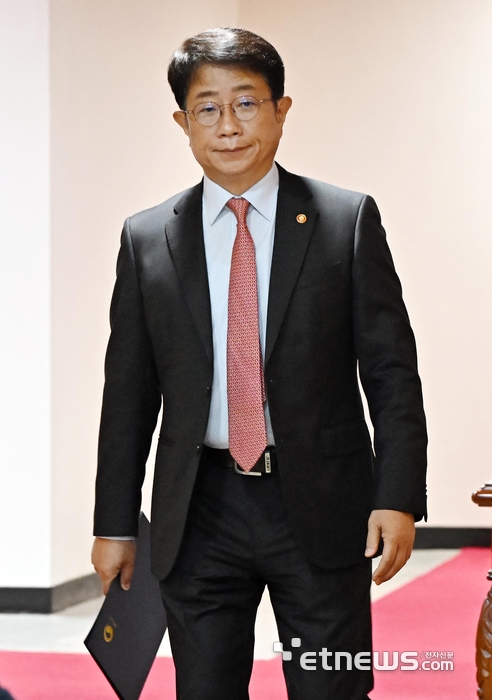 [포토] 경제관계장관간담회 참석하는 박상우 장관