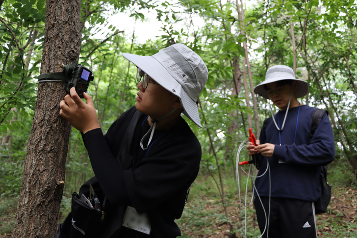 야생동물 관리연구 전문가 인력양성교육에서 학생들이 카메라 트랩 설치 현장실습을 하고 있다.