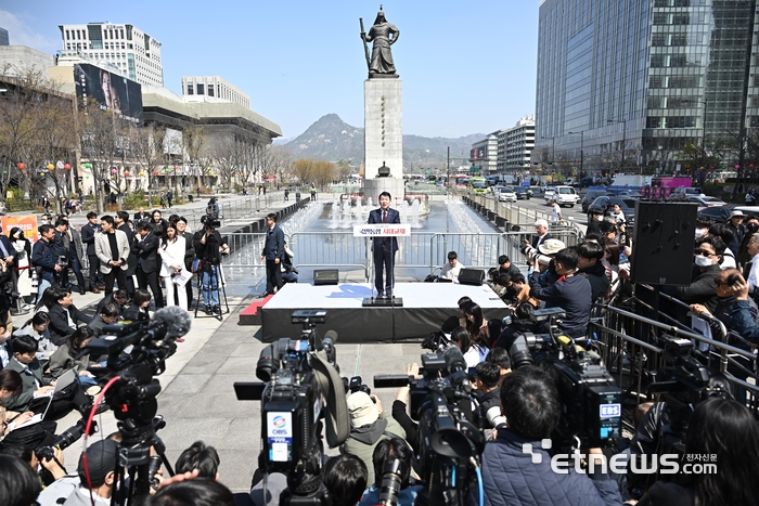 [포토] 이순신 동상 앞에서 출마선언하는 안철수 국민의힘 의원