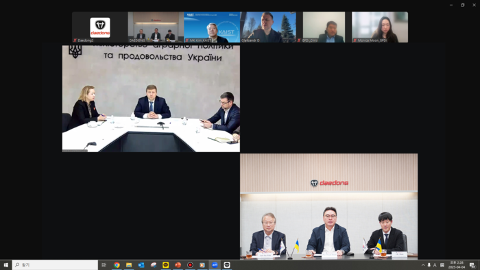 미래농업 리딩 기업 대동이 우크라이나 측 인사들과 화상 회의를 통해 현지 재건을 위한 중장기 농업 협력 방안을 논의했다. 지난 4일 이뤄진 양측 논의에는 대동모빌리티 여준구 대표, 대동 원유현 대표, 한인기 CCE사업본부장, 우크라이나 측에서는  농업정책식품부 옥사나 오스마츠코 차관, 비탈리 코발 장관, 농촌개발청장 미콜라 마로즈, 국제지원조정부 팔리나 이바센코 서장이 참석했다.