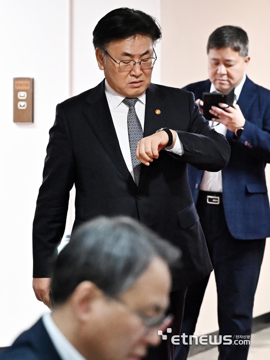 [포토] 시계보는 유상임 장관