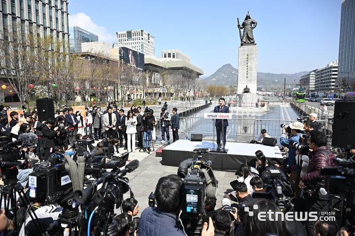 안철수 국민의힘 의원이 8일 서울 광화문 이순신동상 앞에서 제21대 대통령 선거 출마 선언을 하고 있다. 안 의원은 “존경하는 국민 여러분의 부름을 받고자 21대 대통령 선거에 출마하겠다”며 “국민 갈등을 넘어 국민 통합으로, 국가 혼란을 넘어 국가 발전으로 시대 교체를 해야한다”고 밝혔다. 이동근기자 foto@etnews.com