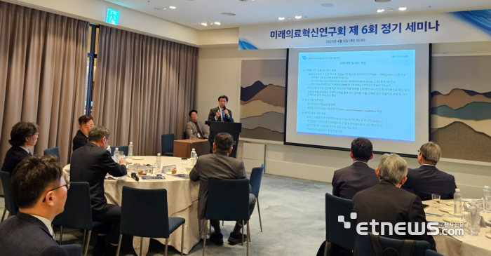 노연홍 한국바이오제약협회장이 8일 제6차 한국미래의료혁신연구회 정기세미나에서 '제약바이오산업 육성' 발표를 했다.