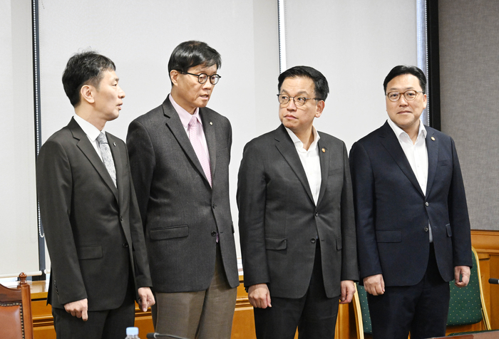 최상목 부총리 겸 기획재정부 장관이 8일 서울 중구 은행연합회에서 열린 거시경제·금융현안 간담회에 참석, 회의 시작에 앞서 대화를 나누고 있다. 왼쪽부터 이복현 금감원장, 이창용 한국은행 총재, 최상목 부총리, 김병환 금융위원장. [연합뉴스]