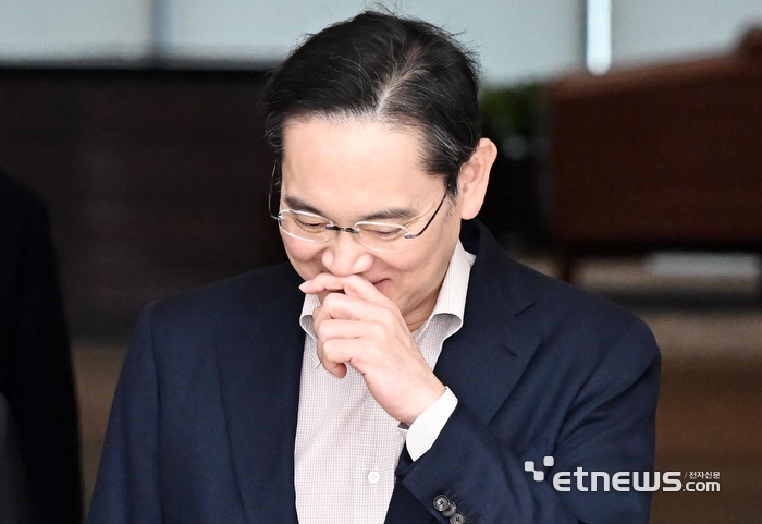 일본을 방문했던 이재용 삼성전자 회장이 지난 4월 9일 서울 강서구 김포비즈니스항공센터(SGBAC)를 통해 귀국하며 취재진의 질문에 미소짓고 있다.
이동근기자 foto@etnews.com