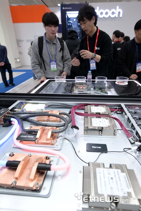 [포토] LG전자 최첨단 액체 냉각 시스템 살펴보는 관람객