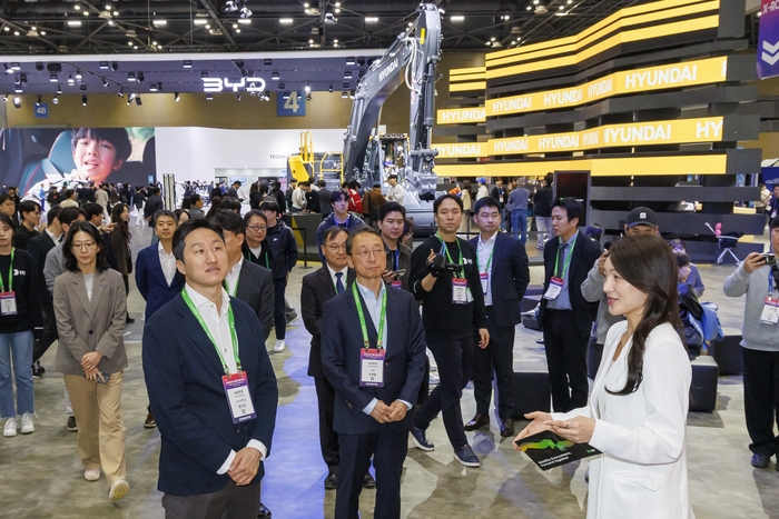 2025서울모빌리티쇼 HD현대관을 방문한 HD현대 정기선 수석부회장이 차세대 신모델 굴착기에 대한 설명을 듣고 있다. HD현대사이트솔루션