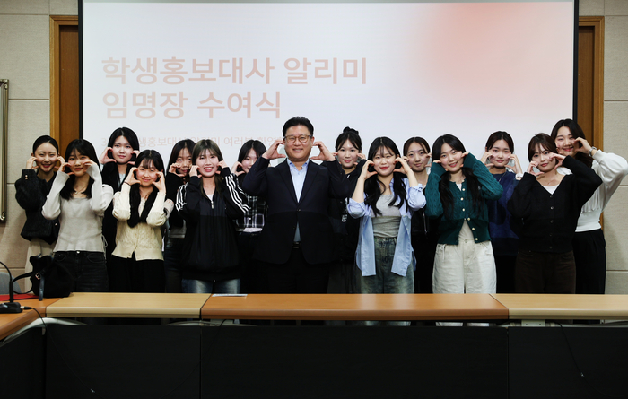 경인여대 학생홍보대사 '알리미'가 임명장 수여식을 마친 후 단체사진을 촬영하고 있다.(사진=경인여대)