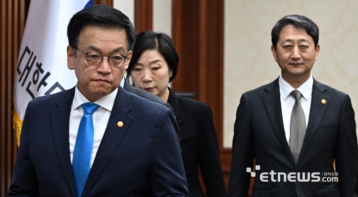 최상목 부총리 겸 기획재정부 장관이 9일 서울 종로구 정부서울청사에서 열린 경제관계장관회의 겸 산업경쟁력강화 관계장관회의에 참석하고 있다. 이날 정부는 미국의 관세 부과로 피해를 본 업종에 대해 특별 정책금융 지원 방안을 담은 '통상환경 변화 대응을 위한 향후 정책 방향'을 발표했다. 이동근기자 foto@etnews.com