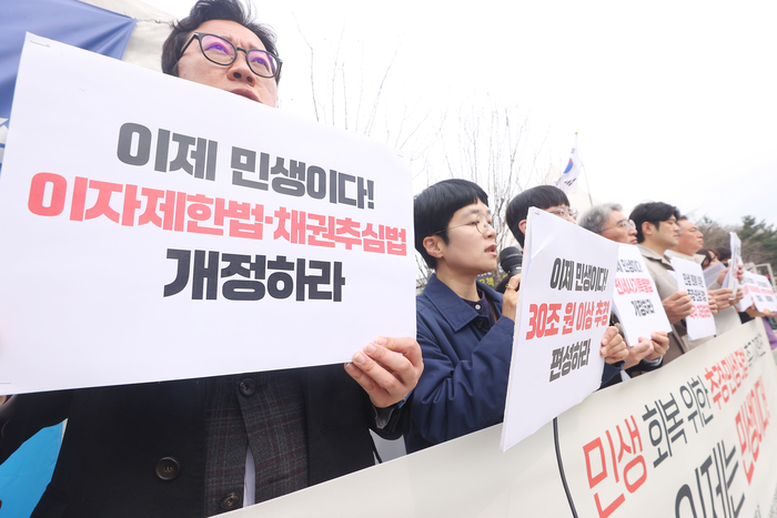 (서울=연합뉴스) 진연수 기자 = 참여연대, 금융소비자연대 등 시민사회단체 회원들이 9일 서울 여의도 국회의사당 앞에서 민생 회복 위한 추경과 민생 5법 처리 촉구 기자회견을 하고 있다. 2025.4.9 jin90@yna.co.kr