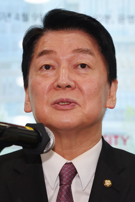 안철수 국민의힘 의원이 9일 서울 성북구 고려대학교 의과대학 본관에서 열린 의대생·전공의 의료정책 간담회에서 발언하고 있다. 연합뉴스