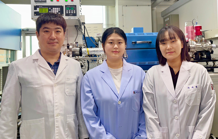 왼쪽부터 임현섭 화학과 교수, 김지현 박사과정생, 라지현 석사과정생.