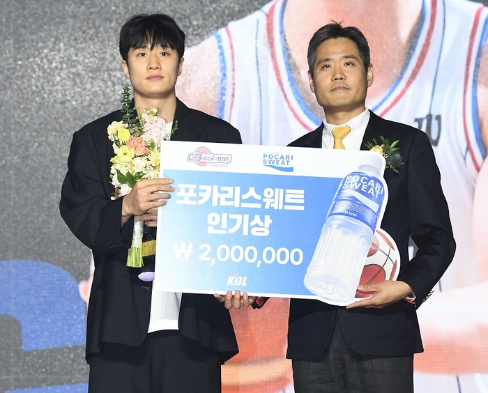 지난 9일 서울 강남구 그랜드 인터컨티넨탈 서울 파르나스에서 열린 '2024-2025 KCC 프로농구 시상식'에서 부산 KCC 허웅이 '포카리스웨트 인기상' 수상 후 동아오츠카 커뮤니케이션팀 이은정 팀장과 기념촬영을 하고 있다. 사진=동아오츠카
