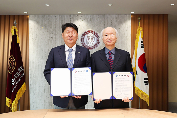 왼쪽부터 박민원 국립창원대 총장, 천장호 광운대 총장.(사진=광운대)