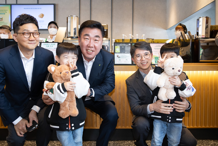 김완섭 환경부 장관과 이범석 청주시장이 10일 충북 청주시 소재 스타벅스 청주 분평(DT)점에서 스타벅스·청주시와 함께 '맞춤형 일회용 컵 회수.보상을 위한 자발적 협약'을 체결하고 반납된 일회용컵으로 업싸이클 제작된 인형을 매장 방문 어린이에게 선물하고 있다. 사진 출처 : 환경부