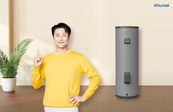 귀뚜라미 중형 전기온수기와 귀뚜라미 전속 모델인 지진희 배우.