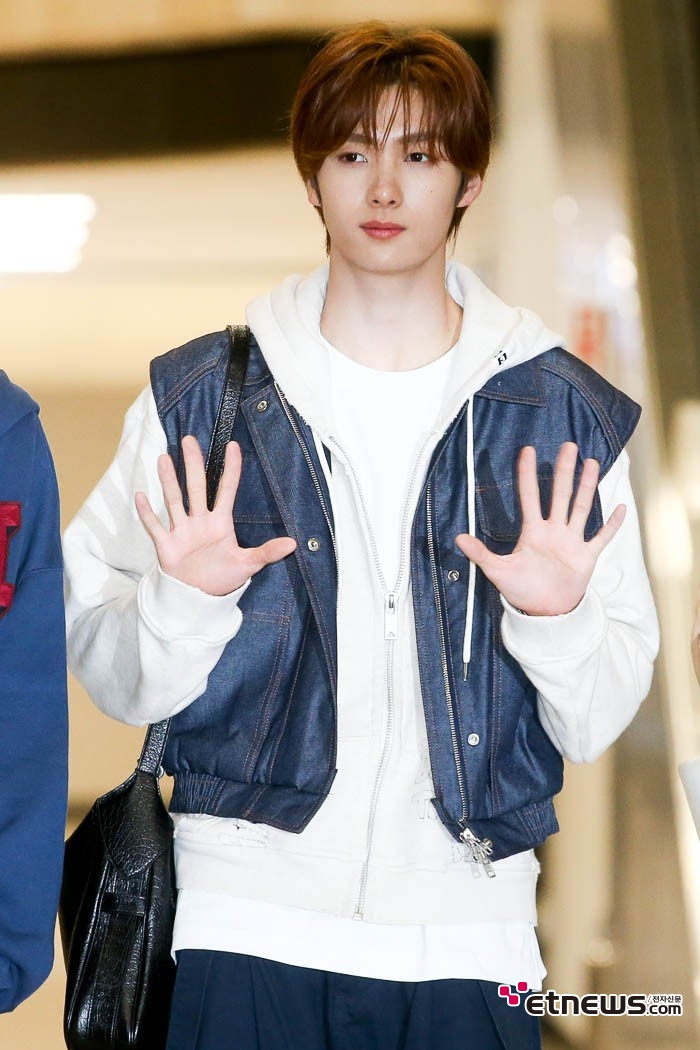 [ET포토] 투어스 영재, '하얀 손바닥'