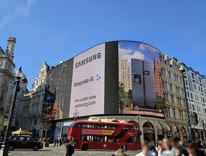 삼성전자는 이달 중순까지 영국 런던 피카델리 광장에서 비스포크 AI 옥외광고를 진행한다.