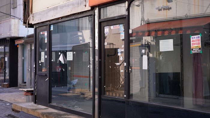 텅빈 부산의 한 거리.