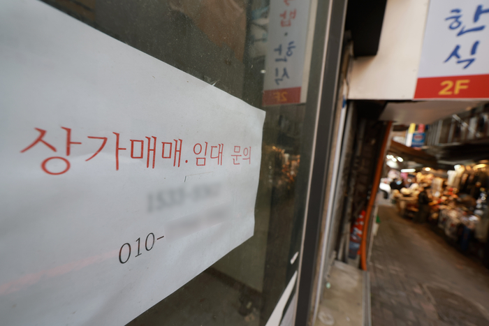 (서울=연합뉴스) 신현우 기자 = 대표적인 서비스 내수 업종으로 꼽히는 숙박·음식점업이 통계 집계 이래 전례 없는 장기 불황을 겪는 것으로 나타났다.
13일 통계청 국가통계포털(KOSIS)에 따르면 지난 2월 숙박·음식점업 생산지수는 103.8(2020년=100)로 1년 전보다 3.8% 감소했다. 숙박·음식점업 생산지수는 2023년 5월부터 지난 2월 사이에 작년 1월만 제외하고는 내내 감소했다.
사진은 이날 서울 중구 명동 한 식당이 폐업한 모습. 2025.4.13
nowwego@yna.co.kr
