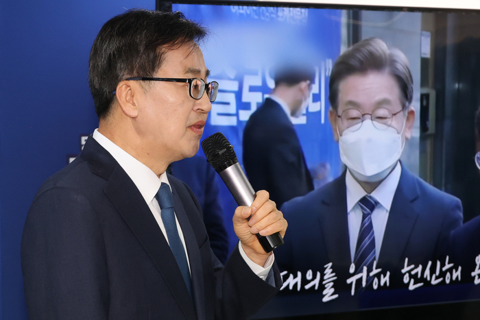 더불어민주당 대선주자인 김동연 경기도지사가 13일 서울 여의도에 개소한 선거캠프에서 열린 '오픈하우스' 행사에서 미국 방문에서 얻은 '관세외교' 성과와 선거운동 전략 등에 대해 발언하고 있다. 연합뉴스