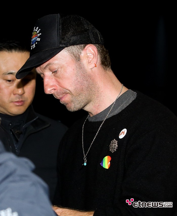 [ET포토] 콜드플레이 크리스 마틴, '시선잡는 무지개 배지'