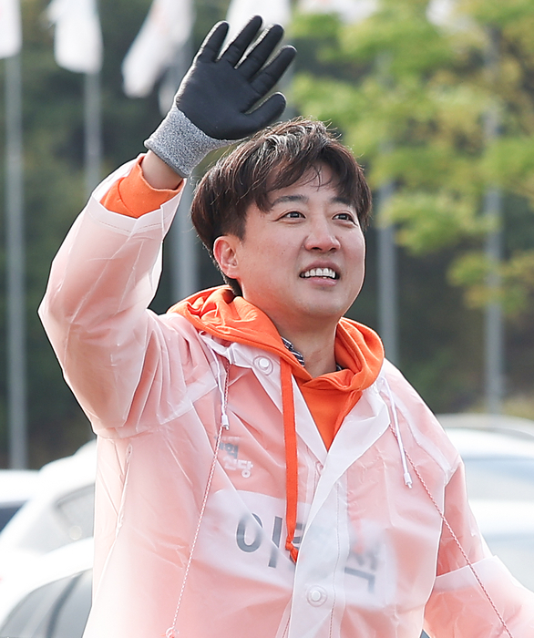개혁신당 이준석 대선 예비후보가 지난 14일 경북 구미시 송정동 KBS네거리에서 시민들에게 인사하고 있다.(사진=연합뉴스)