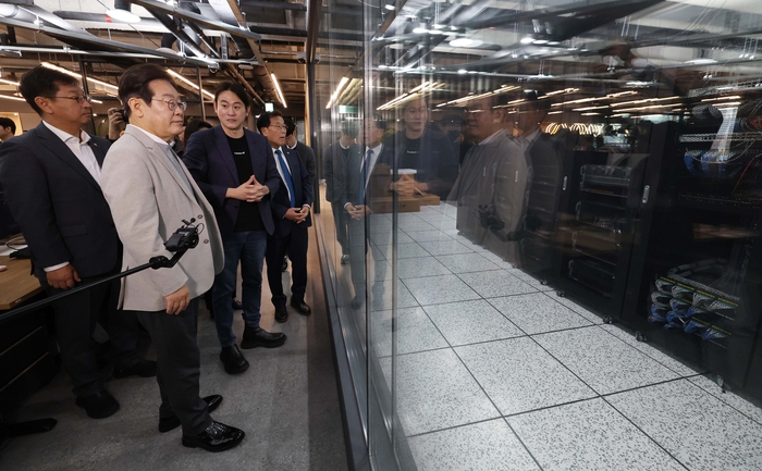 더불어민주당 이재명 대선 예비후보가 14일 서울 강남구 퓨리오사AI에서 백준호 대표에게 서버에 관한 설명을 듣고 있다. 연합뉴스